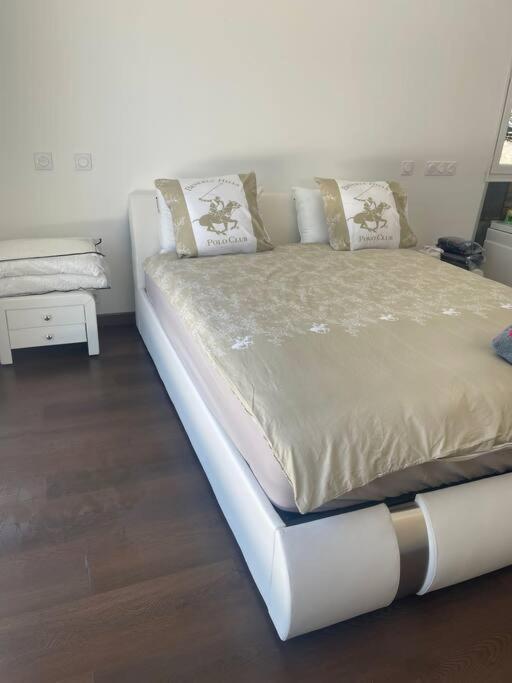 Brand New Villa With Fully Intergrated Air Conditioning & Private Pool, Overlooking Forest Sardan Luaran gambar